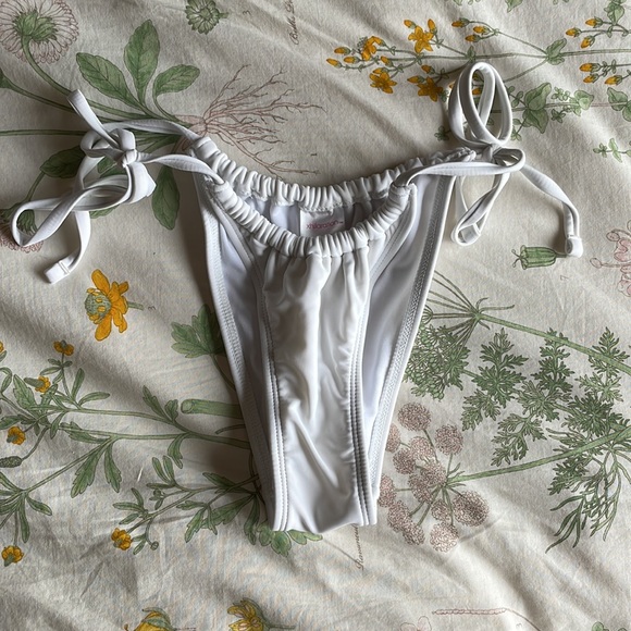 Bikini - Picture 6 of 8